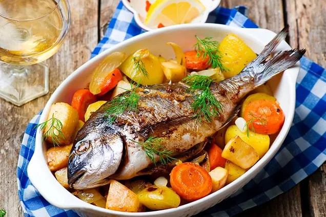 Η αισθητική του ψημένου ψαριού με λαχανικά: Καθαρότητα και χρώμα