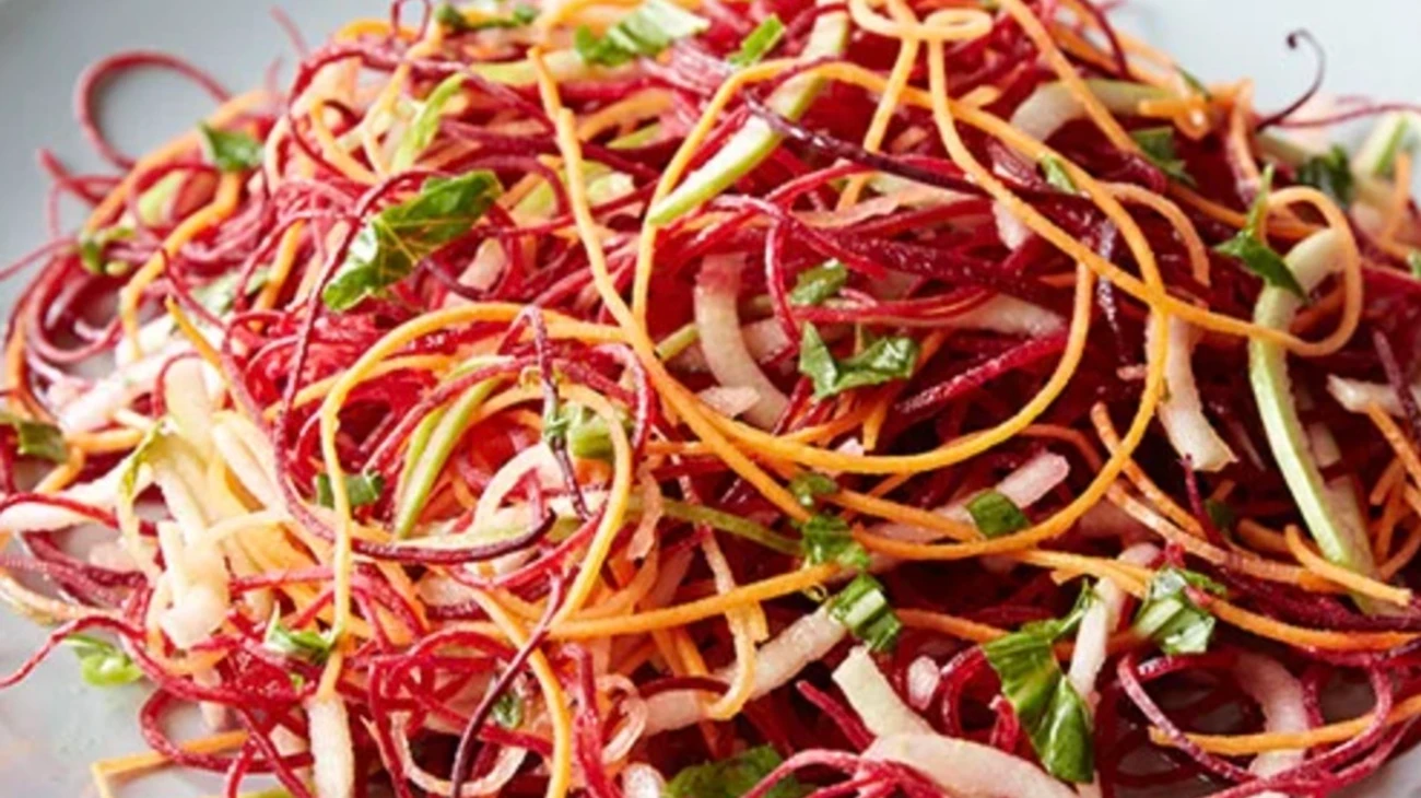 Συνταγή: Σαλάτα με βρασμένο παντζάρι και φρέσκο μήλο